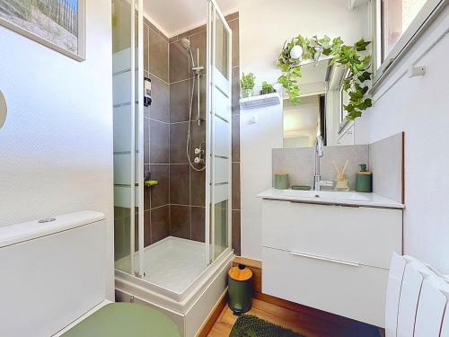 a bathroom with a shower and a sink at Stella Plage, Studio Vert et Mer in Cucq