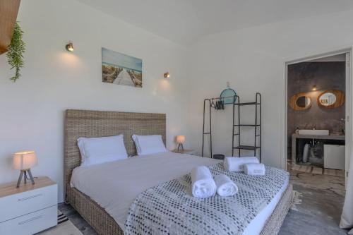 a bedroom with a bed with towels on it at GuestReady - Casa do Horizonte in Mosteiros
