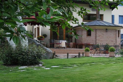 a house with a table and chairs in a yard at Hotel Calvi-Ristorante Mainor in Vittorio Veneto