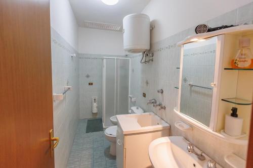 a bathroom with a sink and a toilet and a mirror at Casa Lina - 10 minuti da Pantalica-parcheggio gratuito in Sortino