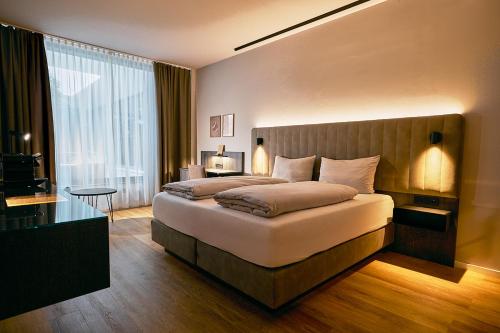 ein Schlafzimmer mit einem großen Bett in einem Zimmer in der Unterkunft STORK's NEST in Schrobenhausen