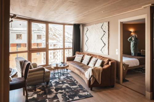 a living room with a couch and a bed at Le Taos in Tignes