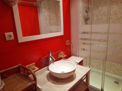 a bathroom with a bowl sink and a shower at B&B L'Albatros in Fayence