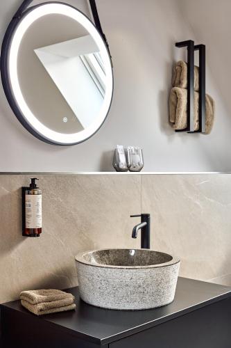 ein Badezimmer mit Waschbecken und Spiegel in der Unterkunft STORK's NEST in Schrobenhausen