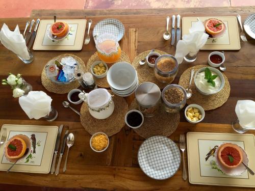 DargleBeverley Country Cottages的一张木桌，上面摆放着食物盘子