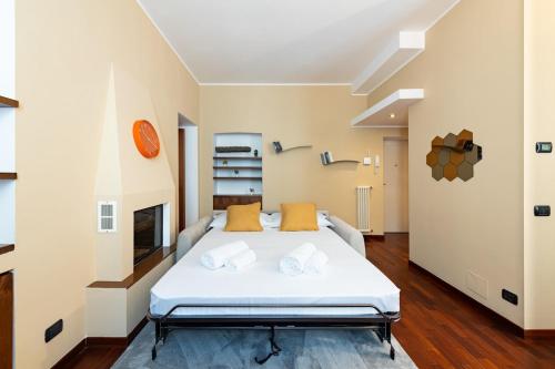 Isola - Porta Nuova- Elegant 1BDR apartment with balcony