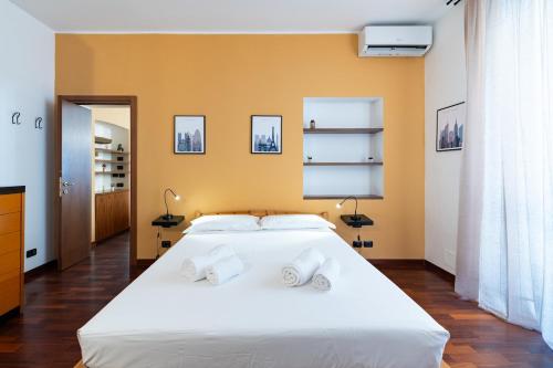 Isola - Porta Nuova- Elegant 1BDR apartment with balcony