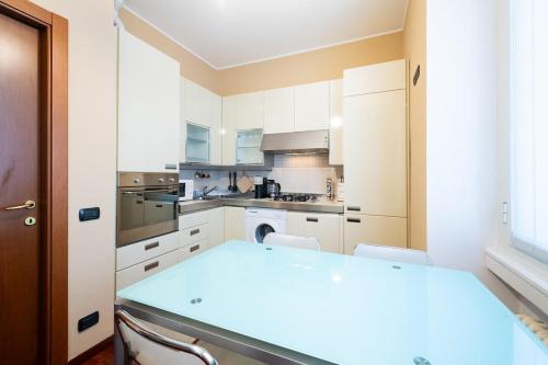 Isola - Porta Nuova- Elegant 1BDR apartment with balcony