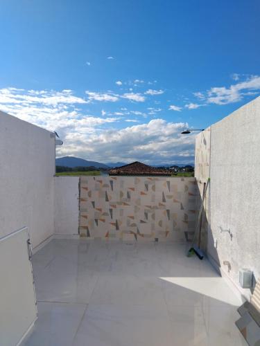 a room with a wall of boxes on a roof at Triplex com linda vista para o mar de Parati Anchieta ES in Anchieta