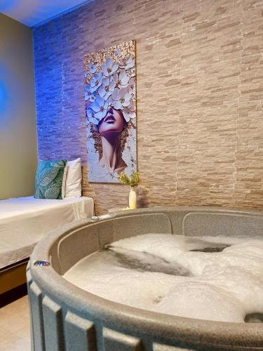 a bathroom with a bath tub in a room at Pousada Casa da Adriana in Fortaleza