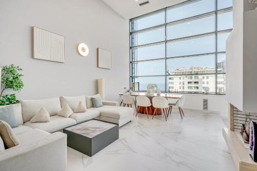 Penthouse Duplex with TOP Views!