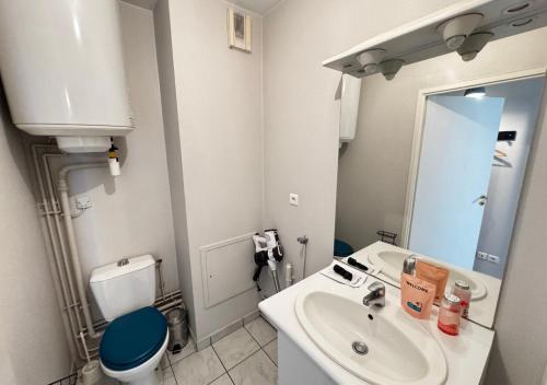 a small bathroom with a sink and a toilet at Studio Horizon Amiens in Amiens