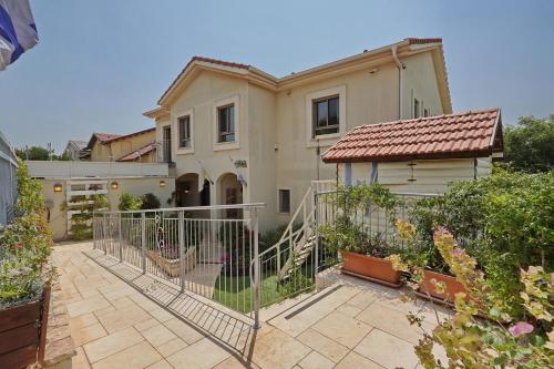 a house with a gate in front of a yard at Villa Netofa (Kosher) in Mitspe Netofa