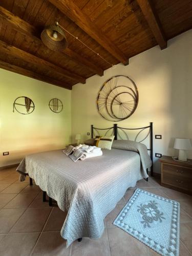 ein Schlafzimmer mit zwei Betten und einer Holzdecke in der Unterkunft B&B Amistade in Seùlo