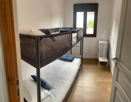 a room with two bunk beds and a window at A Casinha in Ventuzelo