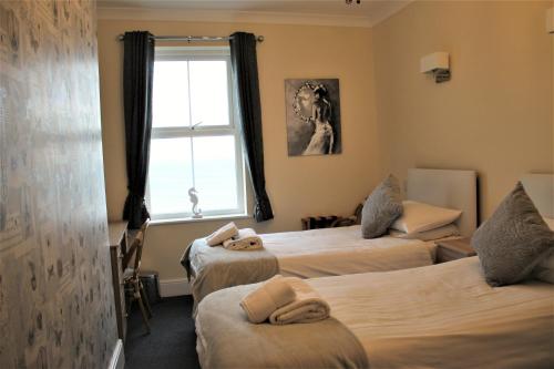 Una cama o camas en una habitación de Winchmore Hotel