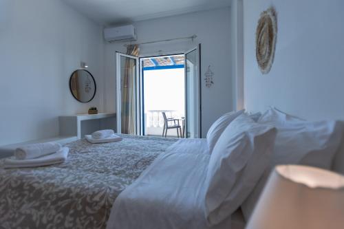 ein Schlafzimmer mit einem Bett, auf dem Handtücher liegen in der Unterkunft Marisini Sea View in Batsi