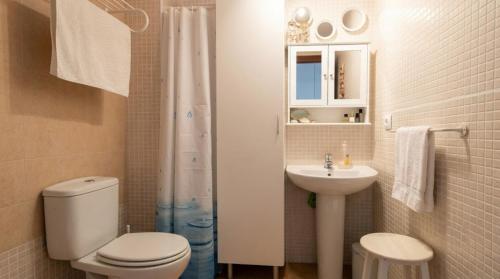 a small bathroom with a toilet and a sink at Aguas de Mar in Castillo de BaÃ±os