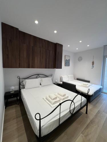 a bedroom with two beds in a room at Drymades Studio Apartment in Gjilek