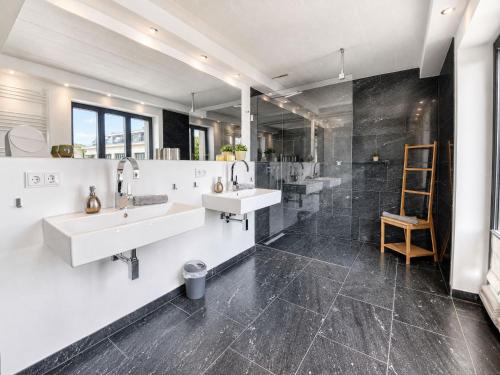 Vonios kambarys apgyvendinimo įstaigoje Ferienwohnung Penthouse 17 im Haus Düne 7 Prora