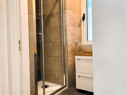 a shower with a glass door in a bathroom at Da Nonno Eddie - tranquillo bilocale - wi-fi - tv - parcheggio vicino in Trieste