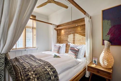 a bedroom with a large bed and a window at Axel Guldsmeden in Copenhagen
