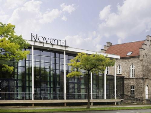 ein Gebäude mit einem Schild darauf in der Unterkunft NOVOTEL Hildesheim City in Hildesheim