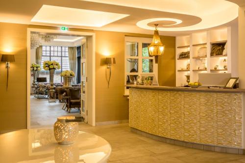 a lobby with a bar and a dining room at Spreewaldresort Seinerzeit in Schlepzig