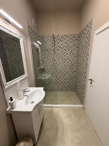 a bathroom with a sink and a shower at NM Residence 2 in Shkorpilovtsi