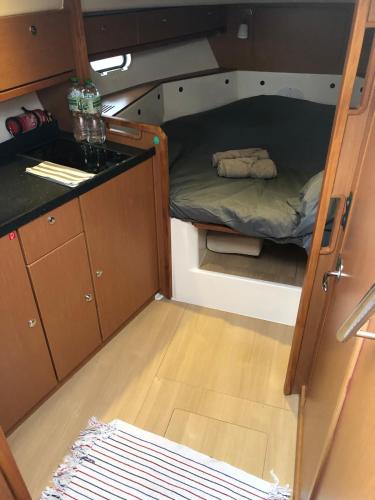 a small room with a bed in the back of a boat at Escapade Antiboise avec parking inclus in Antibes