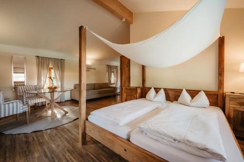 a bedroom with a bed with a net on the wall at Gasthaus Murauer in Simbach am Inn