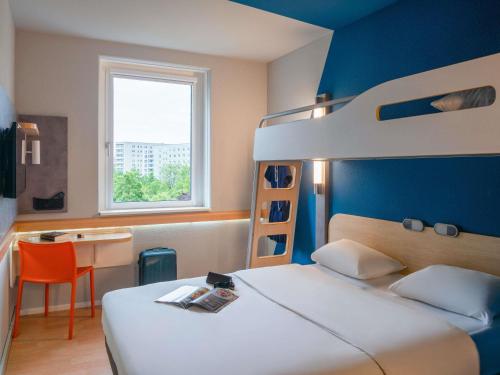 a bedroom with a bunk bed and a desk at ibis budget Berlin Alexanderplatz in Berlin