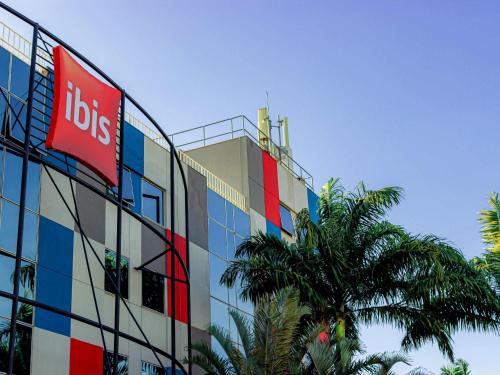 a building with a sign on the side of it at ibis Vitoria Aeroporto in Vitória