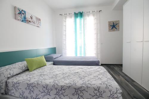 - une petite chambre avec un lit et une fenêtre dans l'établissement Appartamenti LE TRE ISOLE Perla e Gila, à San Vito Lo Capo