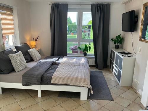 a bedroom with a bed and a window at Haus an der Bachschleife in Arnstadt