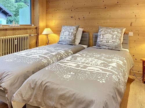 two beds sitting next to each other in a room at Snow Rabbit Lodge in Chamonix