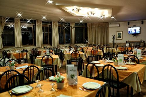 Restoran või mõni muu söögikoht majutusasutuses Hotel Il Quadrifoglio