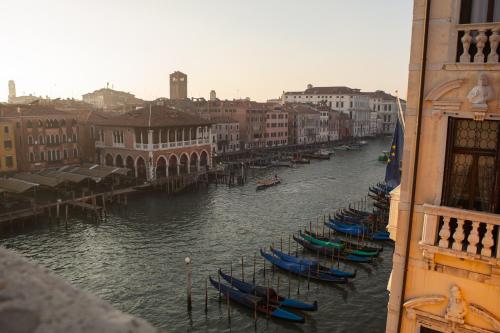 un grupo de góndolas en un río en una ciudad en Locanda Ai Santi Apostoli en Venecia