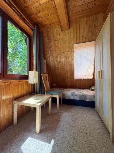 a room with a desk and a bed and a window at First Tee am Rosarium in Sangerhausen