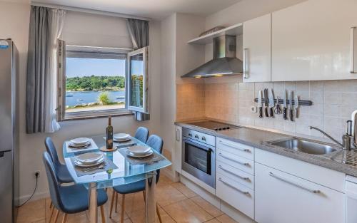 Sunshine Apartment Medulin , seafront terrace, free parking & pet friendly