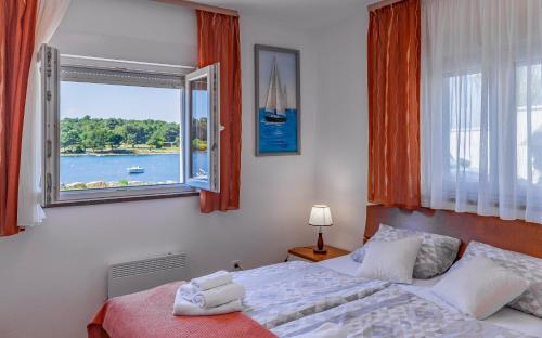 Sunshine Apartment Medulin , seafront terrace, free parking & pet friendly