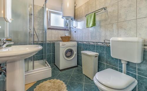 Sunshine Apartment Medulin , seafront terrace, free parking & pet friendly