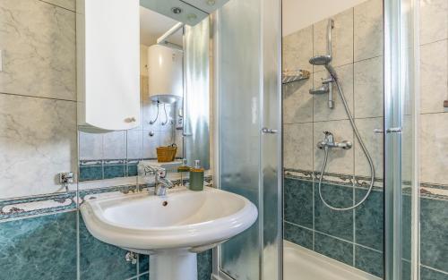 Sunshine Apartment Medulin , seafront terrace, free parking & pet friendly