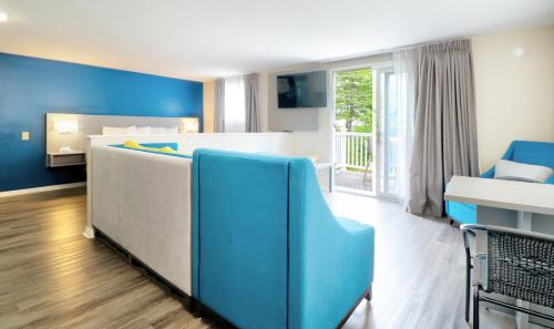 a room with a bed and a table and chairs at Ogunquit Tides in Ogunquit
