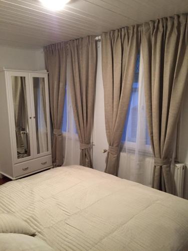Schlafzimmer mit einem Bett und einem Fenster mit Vorhängen in der Unterkunft Belle Etage im Herzen der Altstadt in Bad Kreuznach