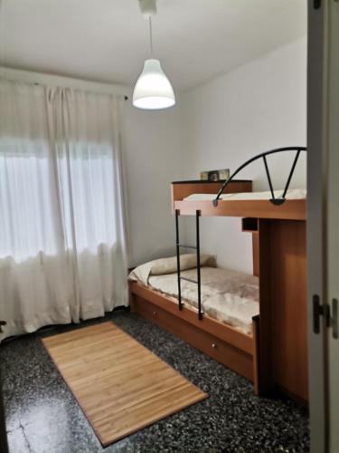 a room with two bunk beds and a window at Carrer Esparreguera in Olot