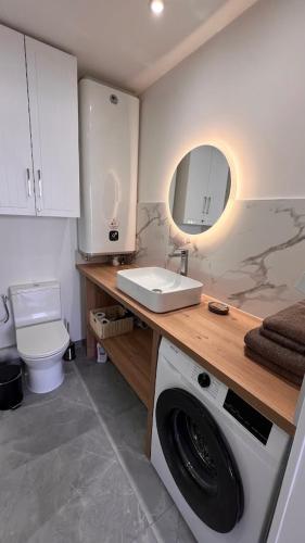 Fully renovated studio, terrace, parking, beach 3 min walk