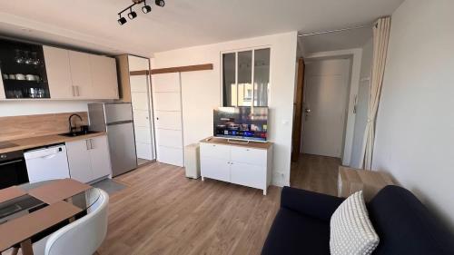 Fully renovated studio, terrace, parking, beach 3 min walk