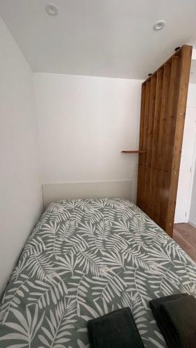 Fully renovated studio, terrace, parking, beach 3 min walk