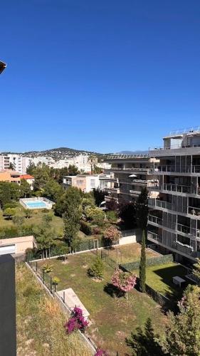 Fully renovated studio, terrace, parking, beach 3 min walk